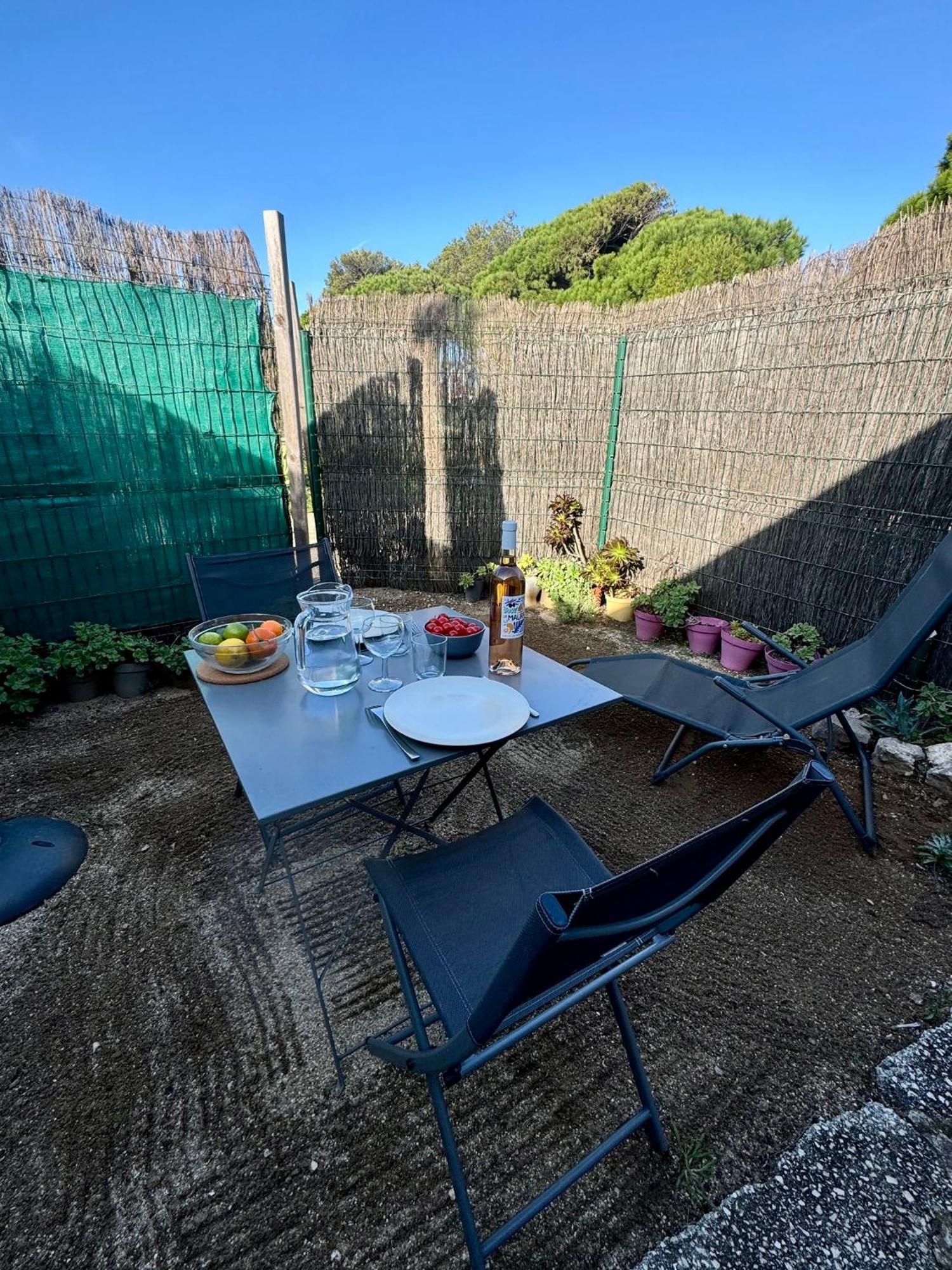 Le Club Des Cigales Apartment Hyeres Exterior photo